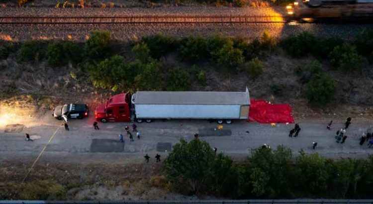 Van 27 mexicanos identificados entre migrantes muertos en Texas