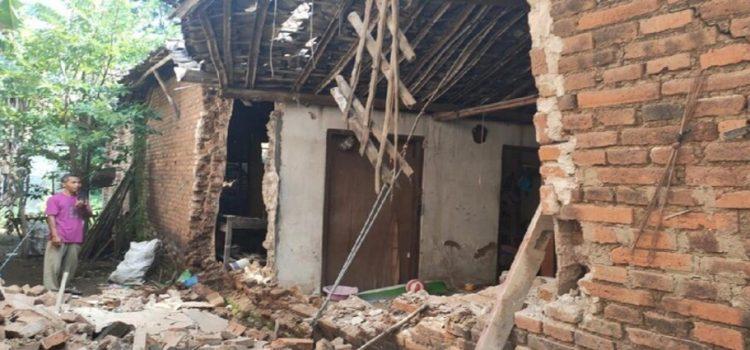 Colapsa techo de casa sobre mujer en Centro de Tepic
