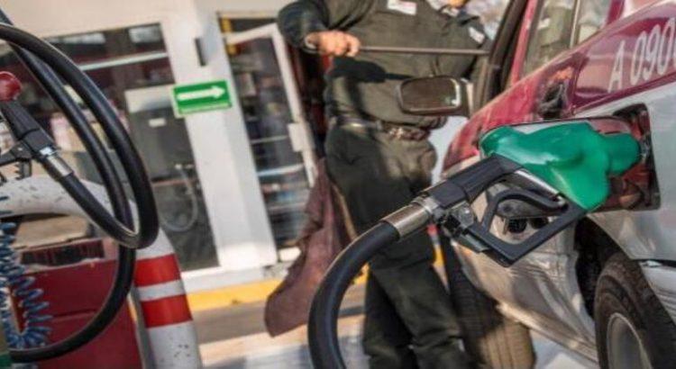 Mujer resulta lesionada durante un robo en gasolinera en Tepic