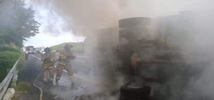 Tractor vuelca y se incendia en Autopista Tepic-Guadalajara
