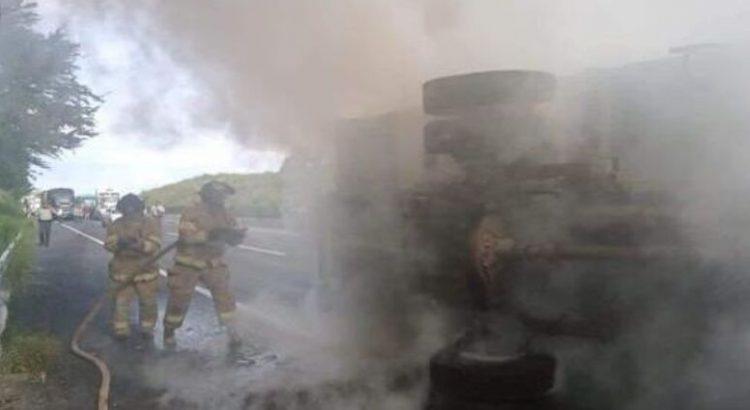 Tractor vuelca y se incendia en Autopista Tepic-Guadalajara