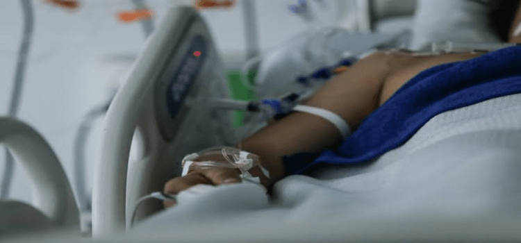Cumple 51 días hospitalizada paciente infectada con rabia