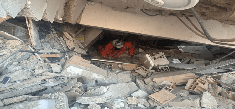 Nayarita rescata a mujer atrapada bajo los escombros en Turquía