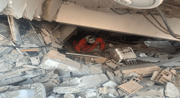 Nayarita rescata a mujer atrapada bajo los escombros en Turquía