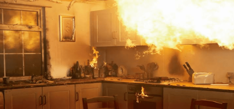 Fuego consume negocio y casa en el fraccionamiento Aramara de Tepic