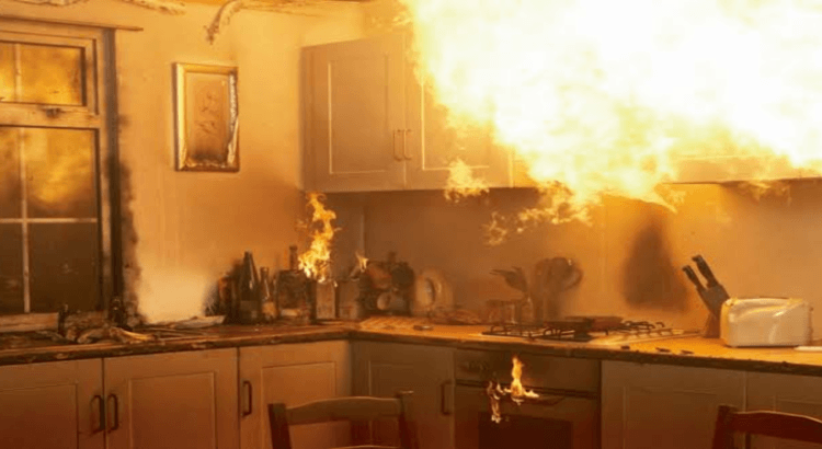 Fuego consume negocio y casa en el fraccionamiento Aramara de Tepic