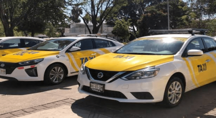 15 mujeres reciben permisos de taxis y apoyo para adquirir vehículo
