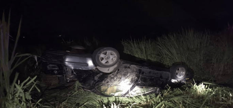 Abandonan auto volcado en la Gobernadores de Tepic