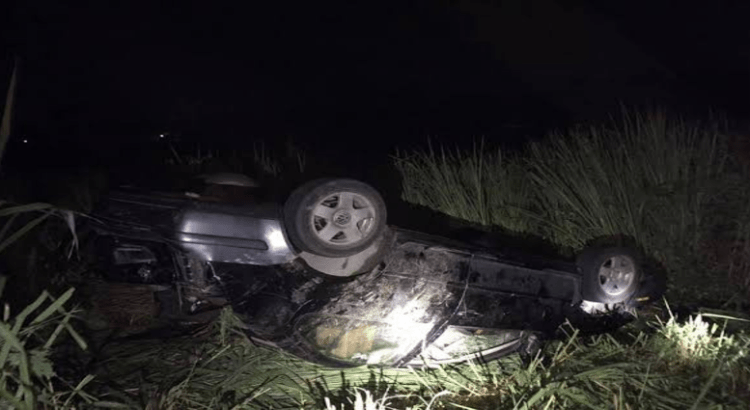 Abandonan auto volcado en la Gobernadores de Tepic
