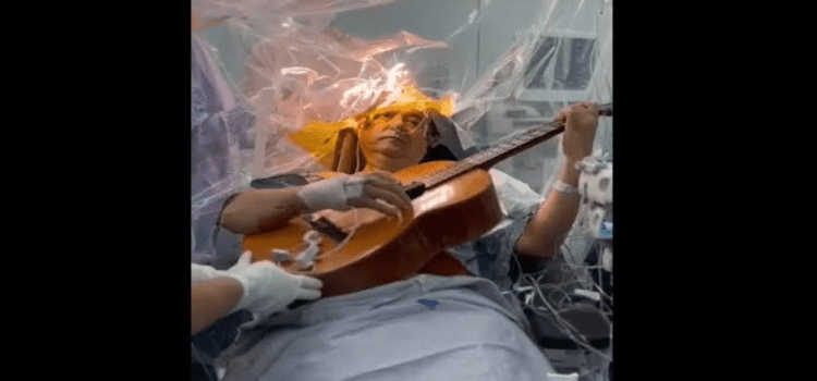 Hombre toca la guitarra mientras le operan el cerebro en el hospital del ISSSTE en Tepic