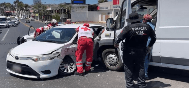 Chocan automóvil y ambulancia de Protección Civil de Acaponeta en Tepic