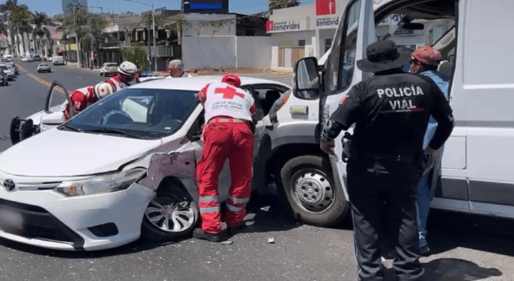 Chocan automóvil y ambulancia de Protección Civil de Acaponeta en Tepic
