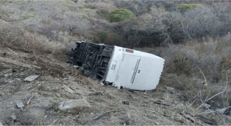 Autobús de equipo infantil cayó al barranco en la carretera Guadalajara-Tepic