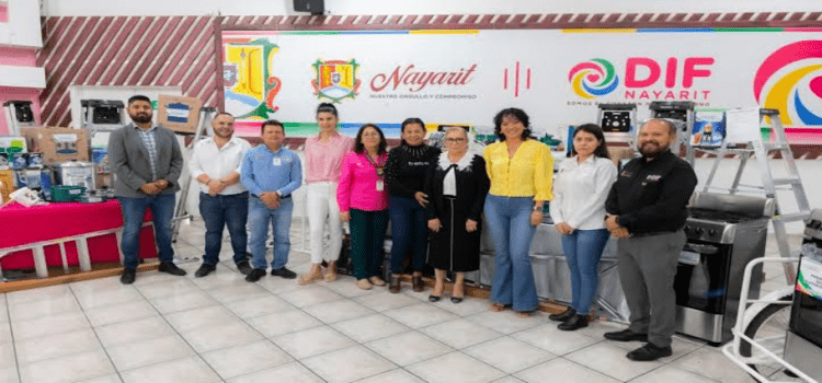 DIF Nayarit entrega equipo a Casas de la Mujer de 14 municipios