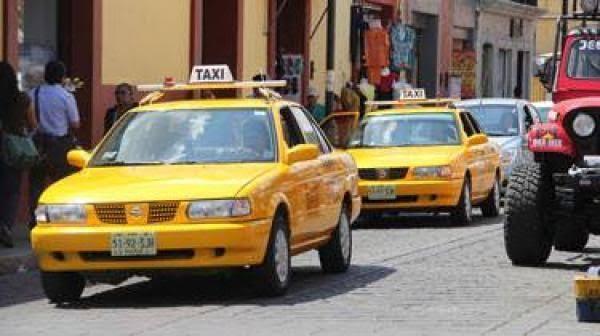 Joven taxista muere en extrañas circunstancias en calles de Tepic