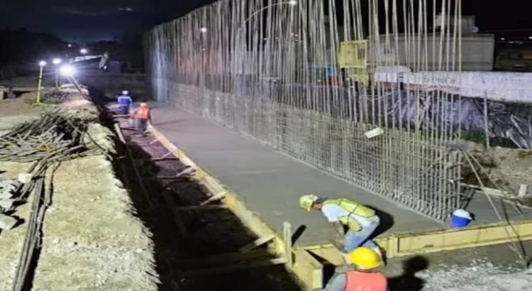 Trabajan de noche y día en la construcción del nuevo estadio de béisbol en Tepic