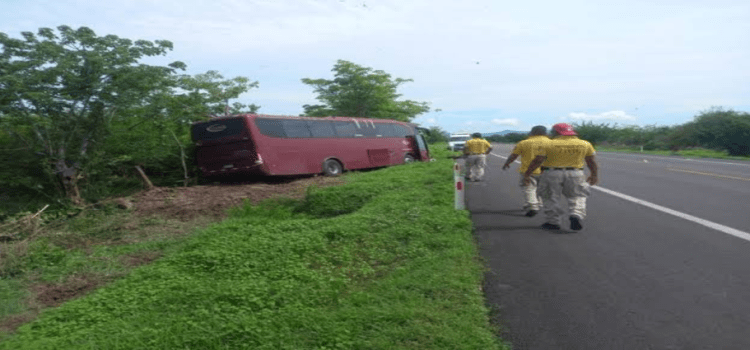 Se accidenta autobús turístico por la autopista Mazatlán-Tepic