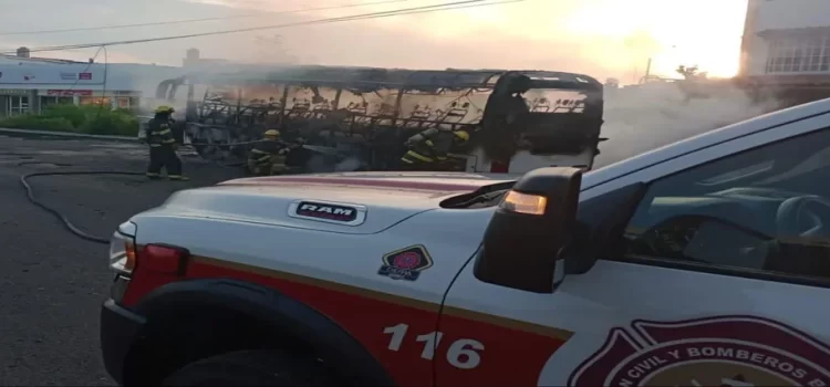 Así quedó un camión de personal tras incendiarse en Bahía de Banderas