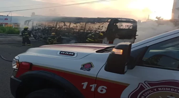 Así quedó un camión de personal tras incendiarse en Bahía de Banderas