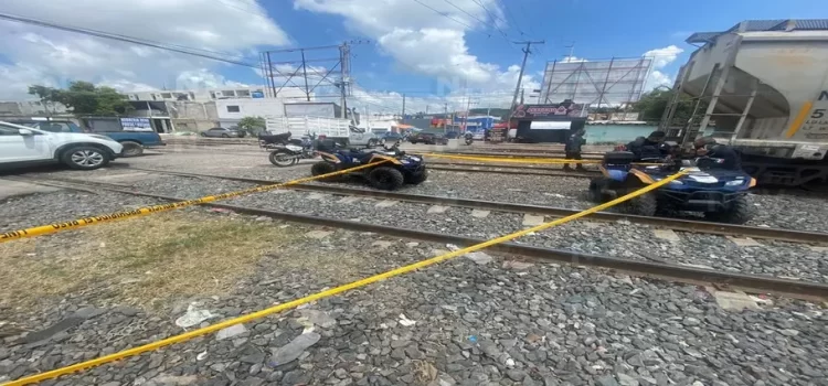 Hondureños golpean a un hombre cerca de las vías del tren en Tepic