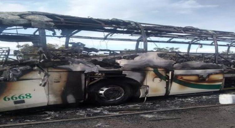 Autobús se incendia con todo y pasajeros cerca de Tepic