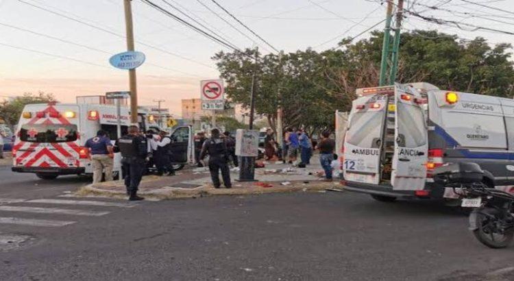 Motociclista se salvó de morir aplastado por taxista en Tepic