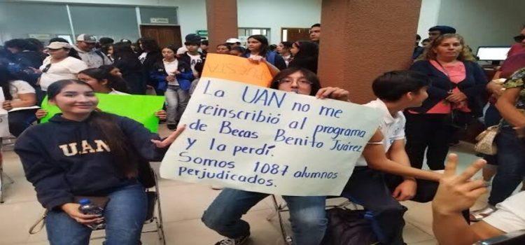 Alumnos se quedan sin beca Benito Juárez