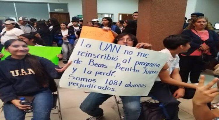 Alumnos se quedan sin beca Benito Juárez