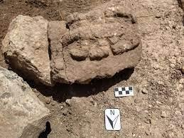 Hallan piedra labrada con figura de un escorpión en la zona arqueológica de Chichén Itzá