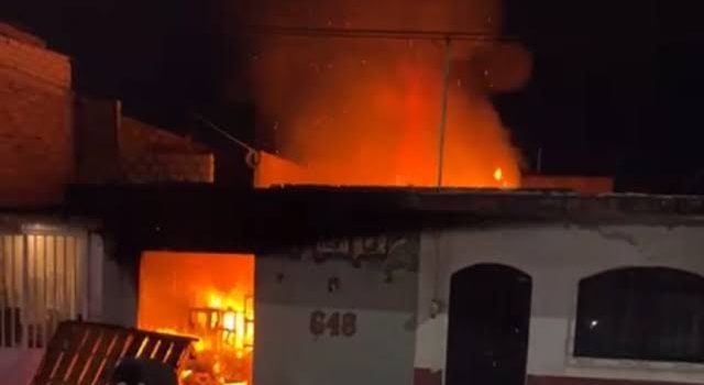 Fuerte incendio consumió toda una casa en Tepic