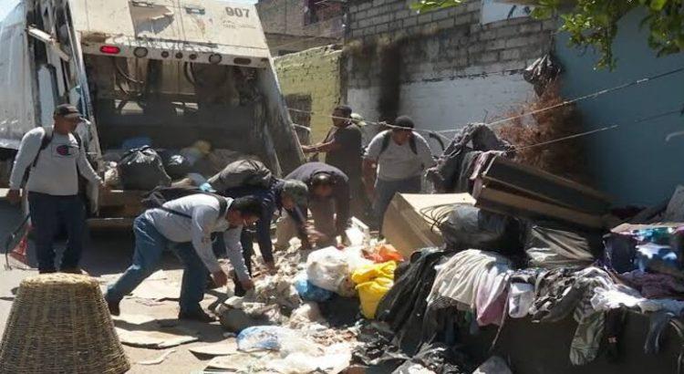 Hombre acumuló cuatro toneladas de basura afuera de su casa en Tepic