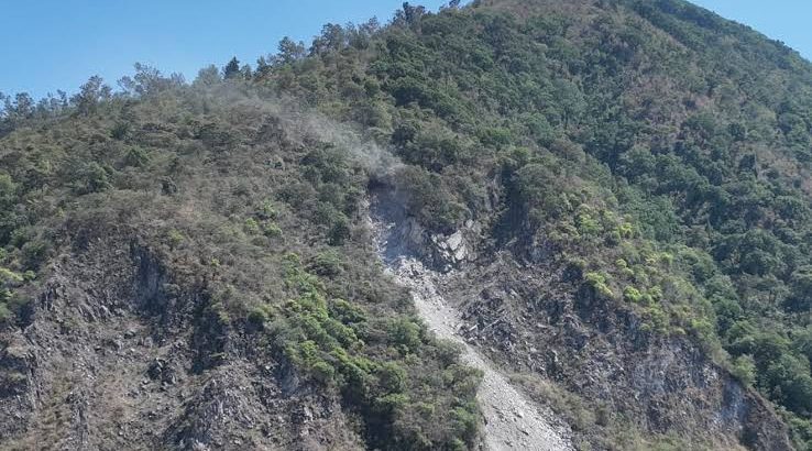Continúa deslizamiento en el cerro de San Juan de Tepic, Nayarit, tras deslave