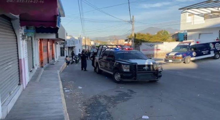 Distraída mujer aplastó con su camioneta a un peatón en Tepic