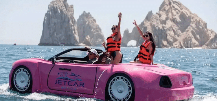 Convertible rosa surca las aguas de El Médano