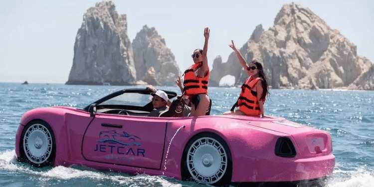 Convertible rosa surca las aguas de El Médano Convertible rosa surca las aguas de El Médano