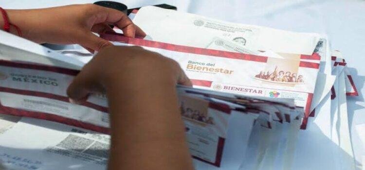 Reciben adultos mayores tarjetas del Banco del Bienestar en Tepic