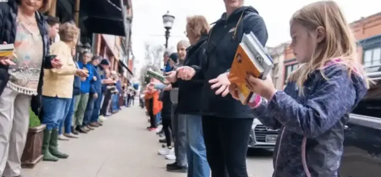 Con cadena humana transportaron más de 9 mil libros en dos horas