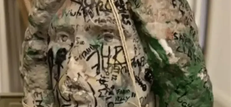 En cateo, y por casualidad hallan busto robado de la tumba de Jim Morrison