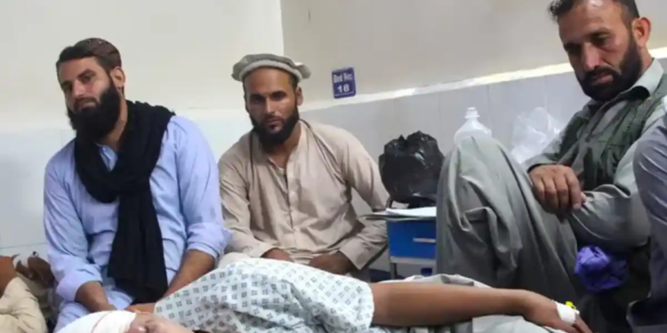 Deja sismo en Afganistán deja más de 800 muertos y miles de heridos