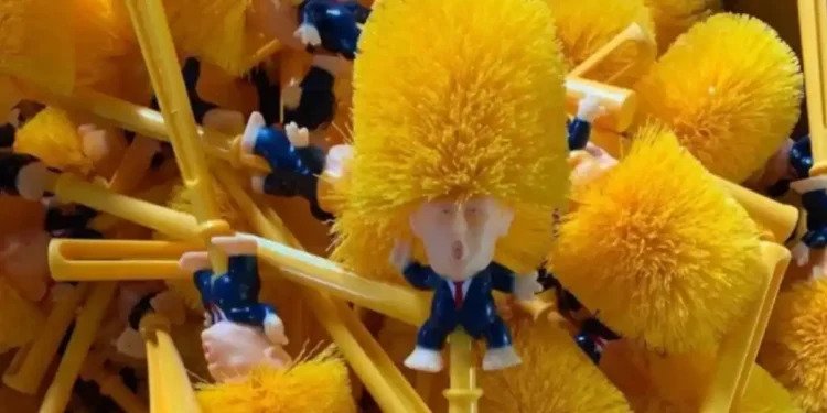Se disparan las ventas de cepillo para retrete con la figura de Donald Trump