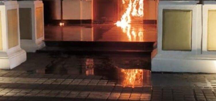 Incendian puerta de Palacio de Gobierno de Nayarit