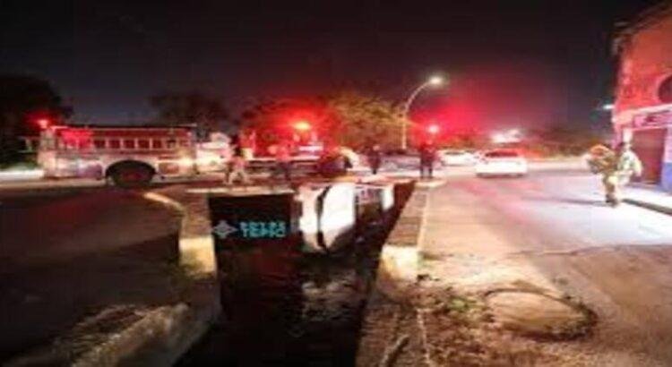 Cayeron al canal con todo y vehículo en la colonia Comerciantes de Tepic