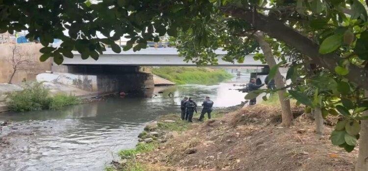 Un cuerpo es localizado bajo un puente del Río Mololoa en el centro de Tepic