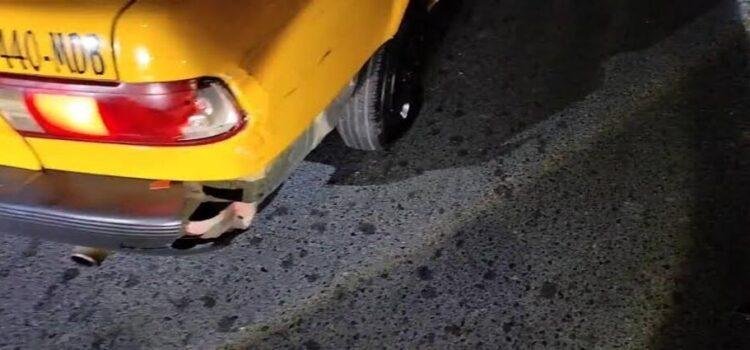 Motociclista choca por alcance contra taxi en el libramiento carretero de Tepic