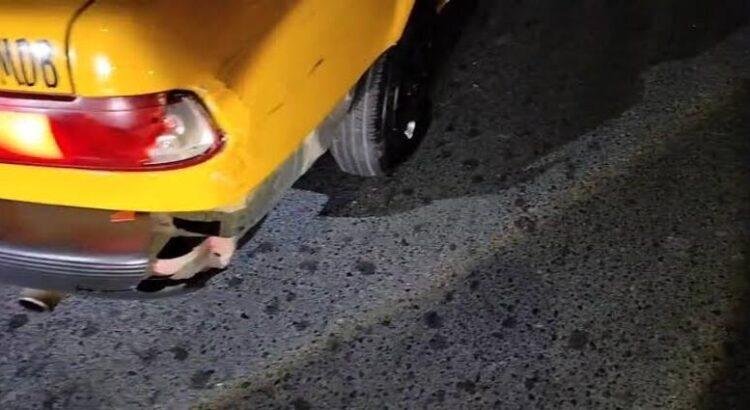 Motociclista choca por alcance contra taxi en el libramiento carretero de Tepic