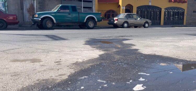 Viven entre malos olores vecinos de la colonia Magisterial en Tepic