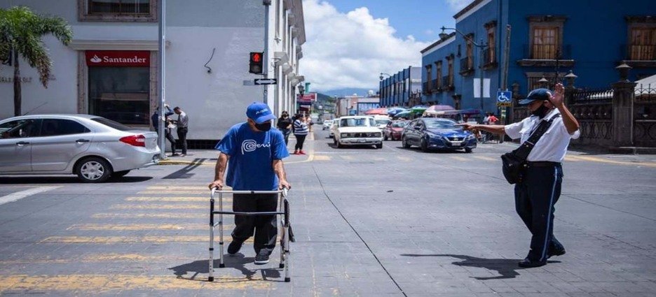 Personas con discapacidad denuncian riesgos por banquetas invadidas en Tepic