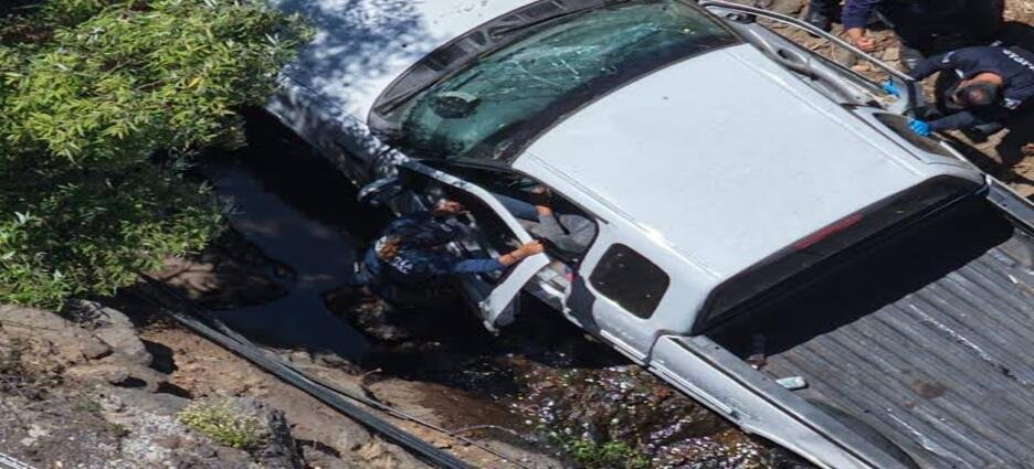 Abandonan camioneta en canal pluvial tras accidente en Tepic